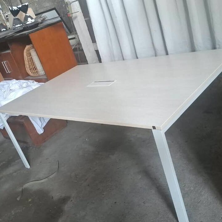 Meja Meeting Kondisi Sangat Bagus