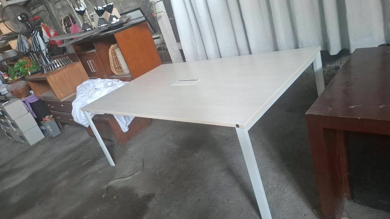 Meja Meeting Kondisi Sangat Bagus
